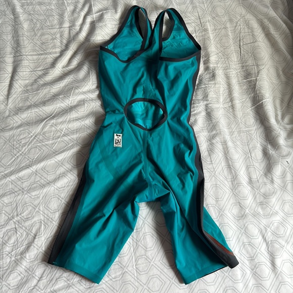 Blue Seventy Nero R10 Tech Suit - Picture 2 of 4